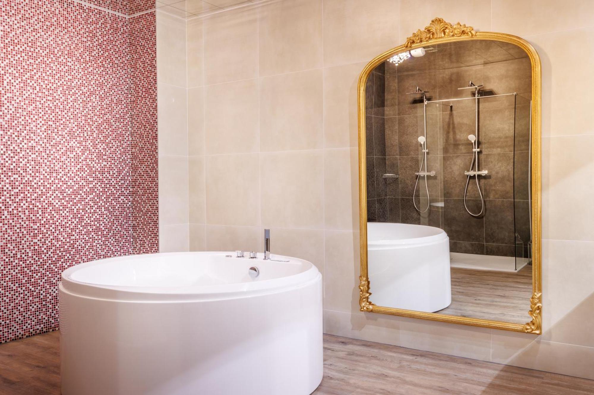 Deluxe Suite with Spa Bath